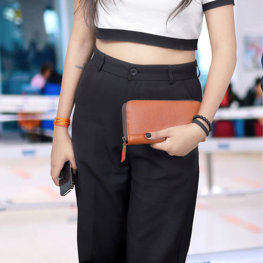 Elegant Leather Clutch – Minimalist Chic for Every Occasion