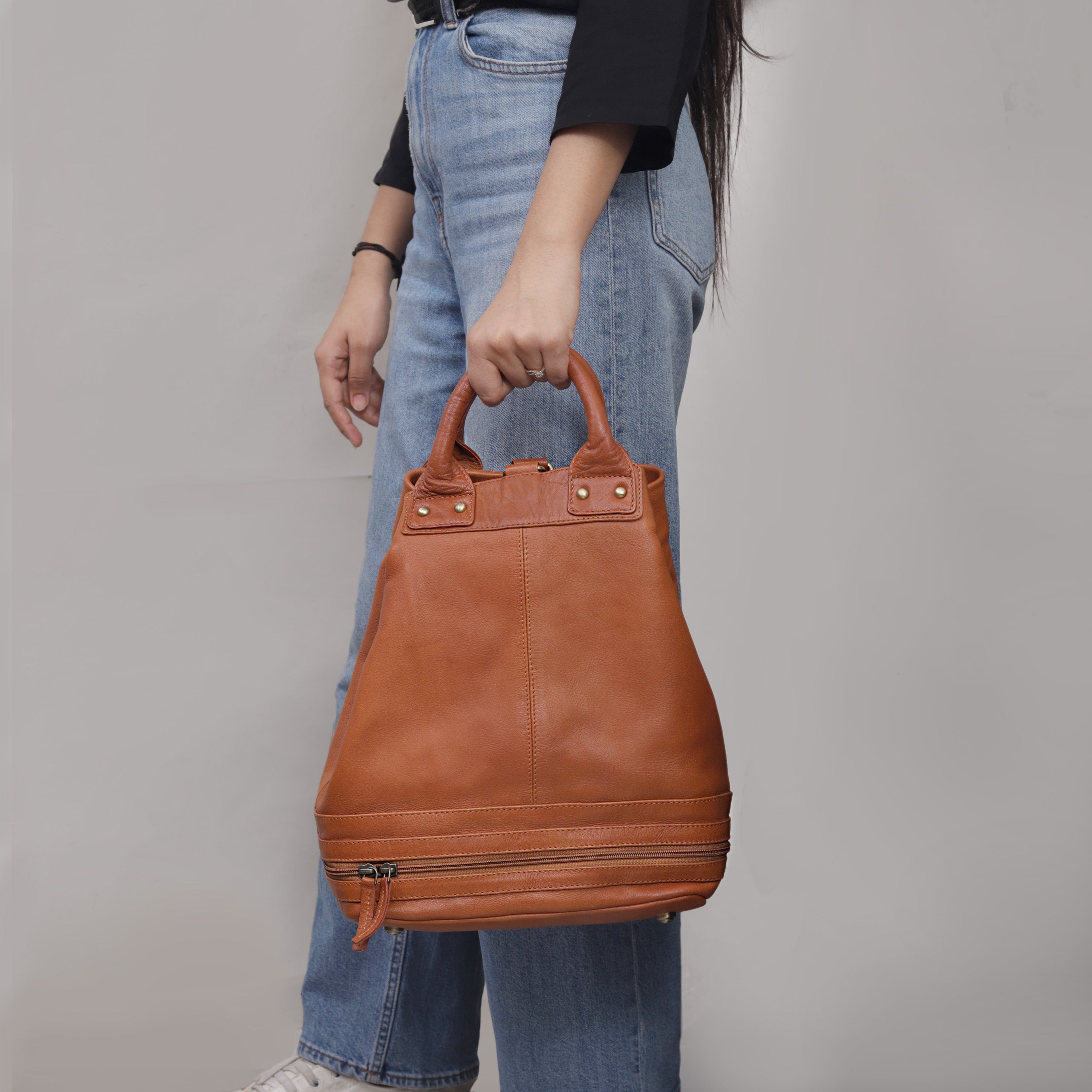 Savannah Convertible Leather Backpack – Hands-Free Elegance for Everyday Life